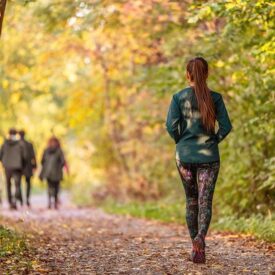 Caminar es un saludable ejercicio y fácil de hacer cinco días a la semana