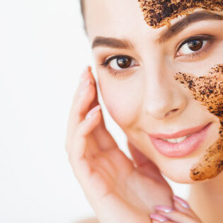 Prepara estos exfoliantes faciales caseros y disfruta de sus beneficios