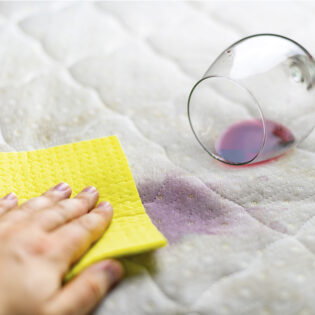 3 formas de limpiar un colchón manchado